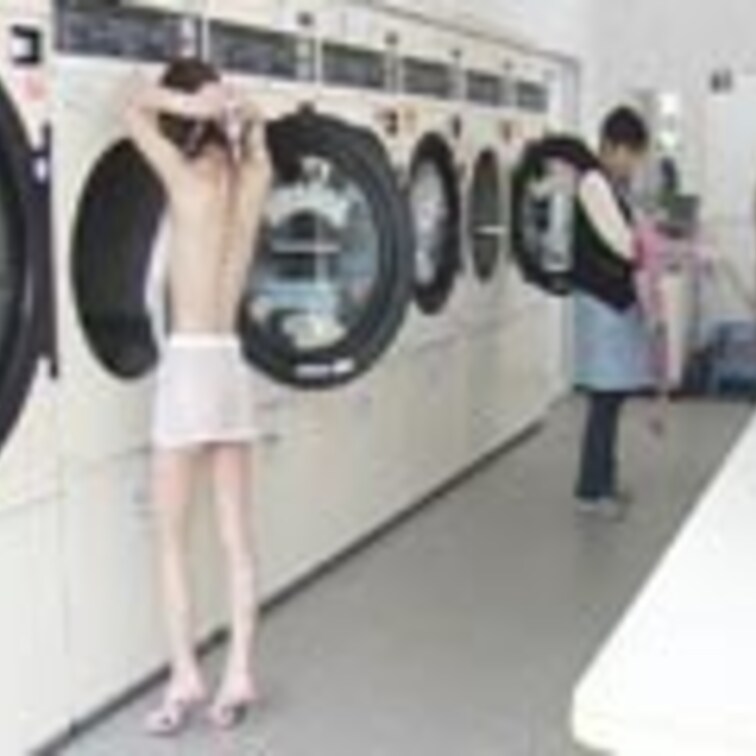 服を脱ぎ全裸で店内を１周する！と決め、コインランドリーに入りました☆
服の紐がピアスに絡みスムーズに脱げず最悪～(→o