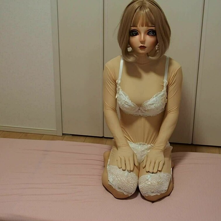 着ぐるみでランジェリーを脱ぎます。