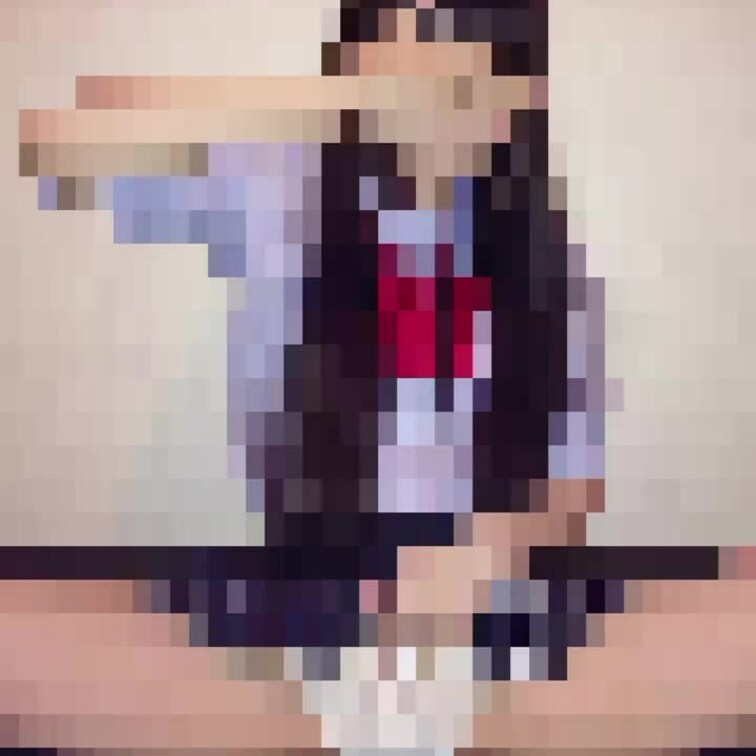 【萌え系黒髪ロングちゃん】大股開きのM字開脚❤️股間に広がる純白パンティと薄桃色のリボンがめっちゃキュートですよね🎀彼女