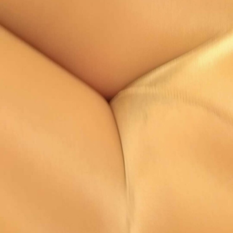 光沢のあるストッキングを履いて
じっくり脚見せ✨

脚フェチさんに見てもらいたい動画です♡

これを履いてスリ