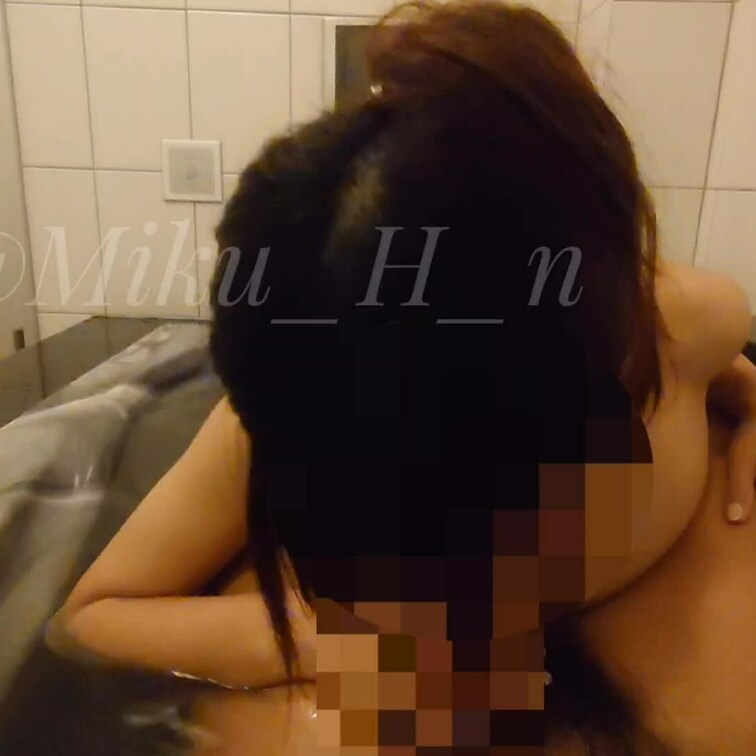 バスルームでパイズリ頑張ってみたけど難しい😣次はソファでチャレンジしてみるね😝