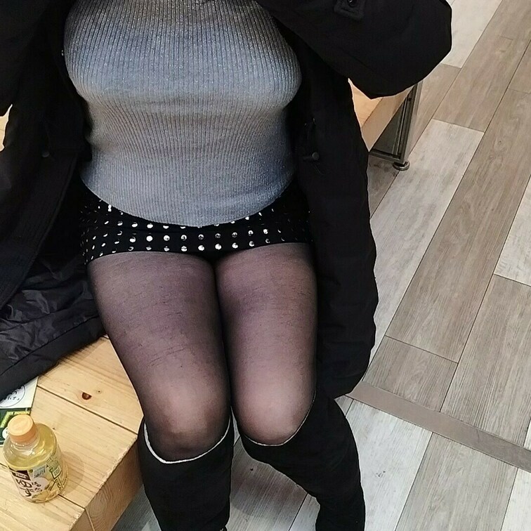ドライブ途中SAで休憩
乳首が少しずつ尖りだす