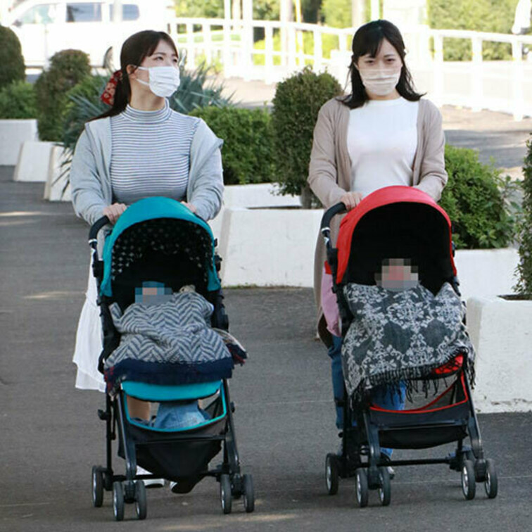 ＜収録内容＞
00:00～公園で待ち合わせるベビーカー連れのママ友2人を尾行。
02:32～レジャーシートに座り話し