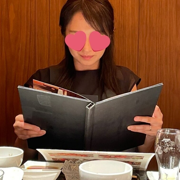 貸し出し前にランチを楽しむ妻の彩華さん。
１時間後はあんなスケベな姿になるなんて。。

続きはこちら
https