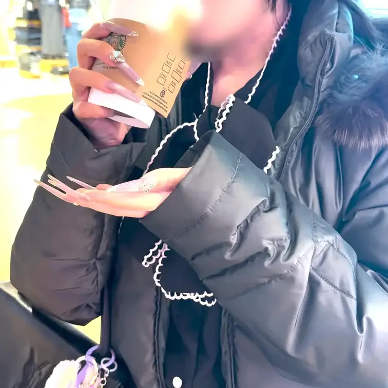 新作のスタバを飲んできたよ🥤
思った感じより、苦くてららはあんまり好きじゃなかった😢

一緒にスタバ飲みにいこ？？