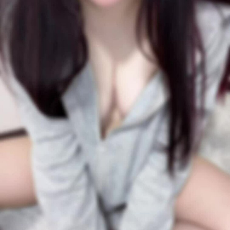 まずはみみるの雰囲気をチラ見せ👙♡

口が動いてるのは隣の部屋から旦那様が話しかけてきてたから…
愛してる人がいる