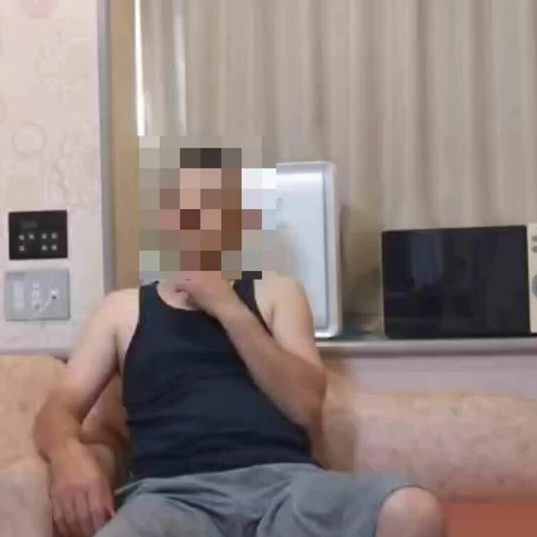悪友と妻の密会でお互い早くしたくてベッドでなくソファで始まった時の様子です。（1）