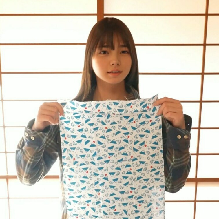 右上の「いいね❤️」を押してから見てくれると嬉しいな☺️

てぬぐい使ってお着替えしてみたよ😳
