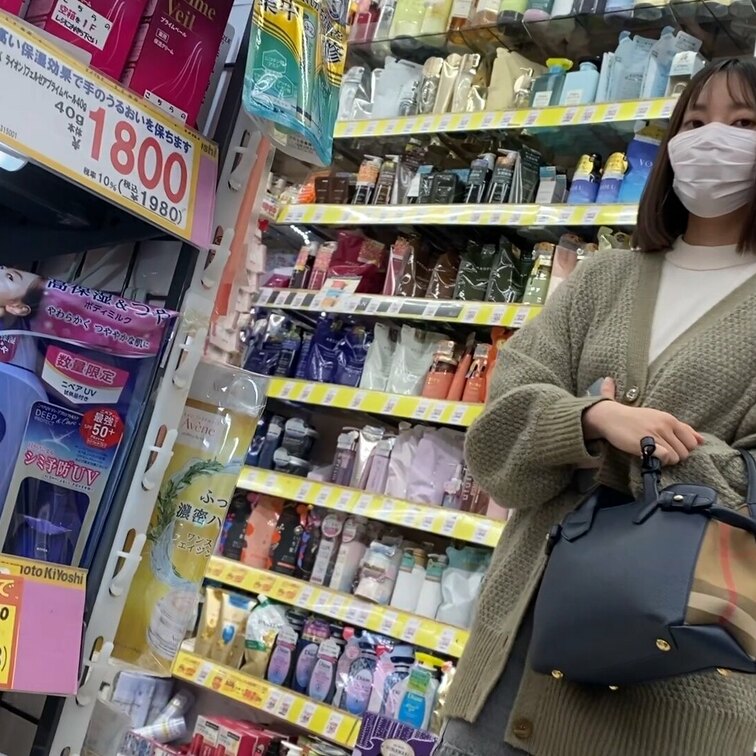 パンチラ19の本編動画。



家具を探しにたまたま買い物に出ていたおじさん。

そんな中エスカレータを登ろ