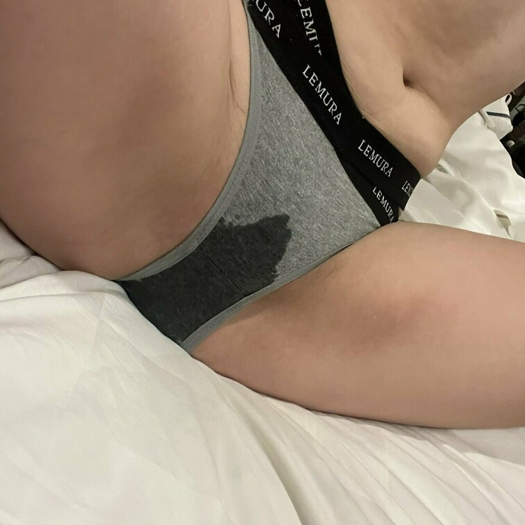 パンツとベットがびしょ濡れ...
濡れた下着がえっちぃ🤭