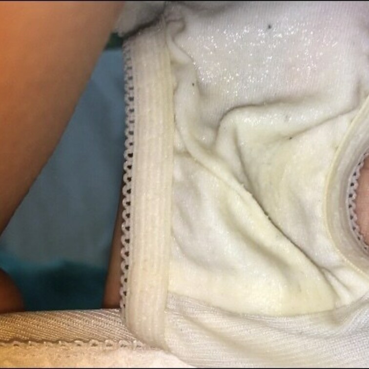 
お漏らし後のパンティチェックの様子です。 パンツの裏側がすごいことになってます✨ ヌルヌルで、少し黄色くて、 我慢で