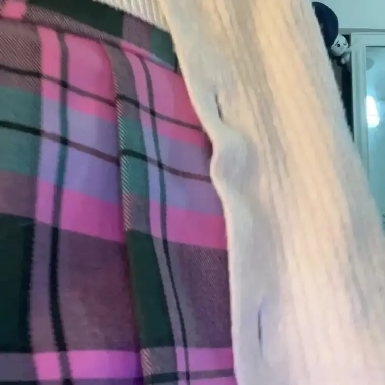 初顔出しオナニーです😖
正直おまんこ見せるよりも恥ずかしくてもうずっと恥ずかしい顔してます…😖💦
太もも・お尻・お腹