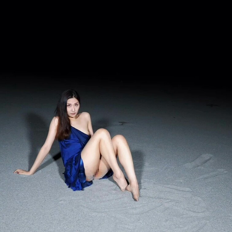 夜の砂浜での幻想的なひととき…✨

暗く、周りに誰もいない春先…

大胆な私です。