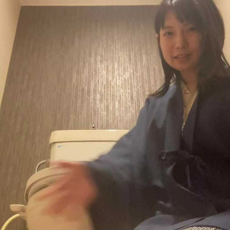 温泉に行った時、浴衣でおしっこした動画を集めました。