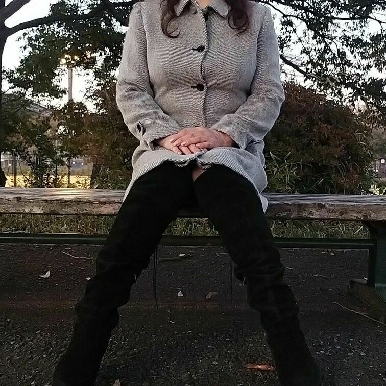 ベンチに腰掛けると
少しずつ脚が開き。。。