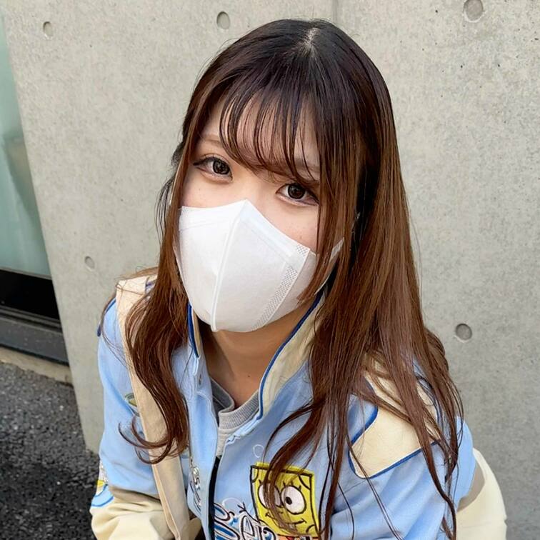 #164【KANA 25歳】
今回ストリートスナップに協力してくれたのは、古着のスポンジボブのブルゾンが個性的なKAN