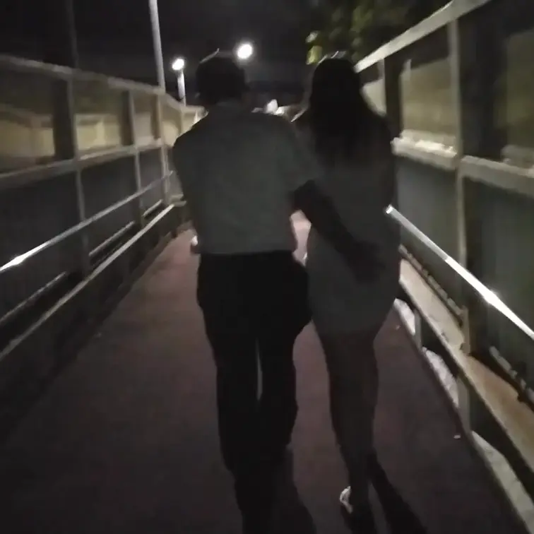 単独男性さんと夜の歩道橋で全裸になってドキドキの中エッチしちゃいました💛