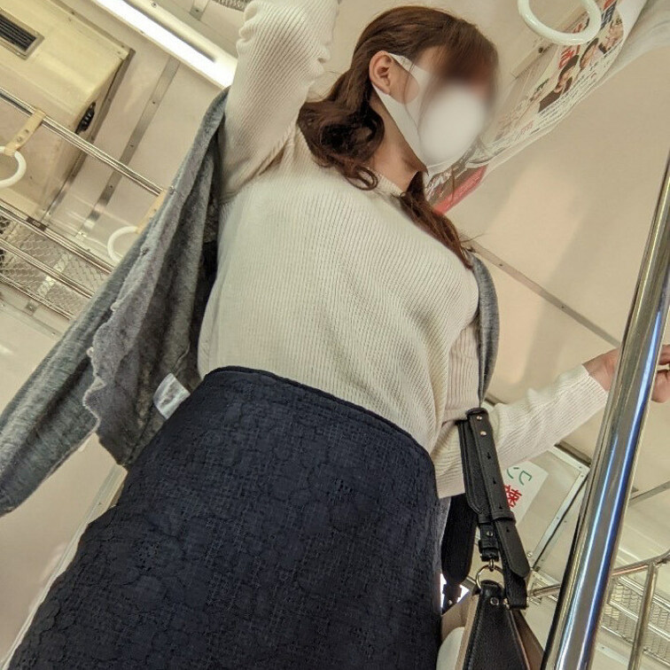 視線を感じる電車内…