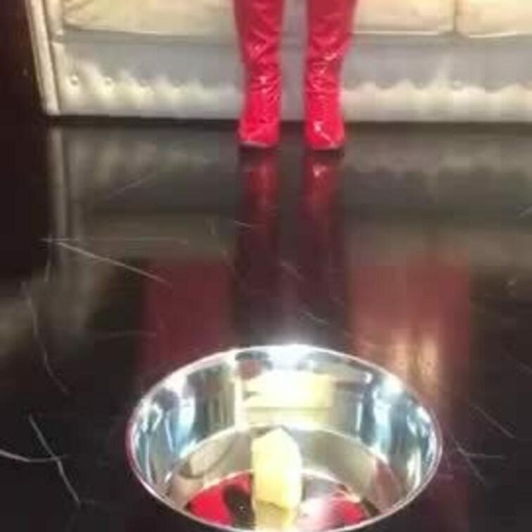ケーキに聖水かけて踏み潰し👠食べる❓