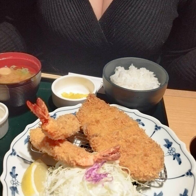 とんかつが食べたいと言いながらエビフライも注文してる！