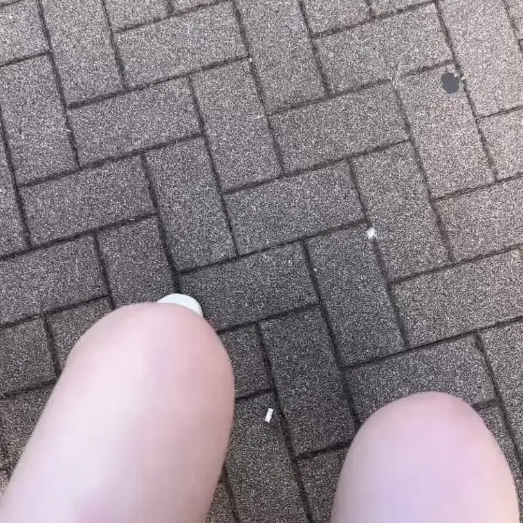 朝早くに道端のベンチに腰掛けていたずらおしっこ♡
朝はシャワーでおしっこしちゃったから僕にしてはあまり出なかった(,,