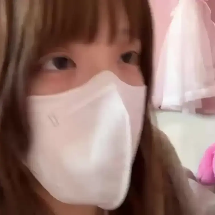【みれい 20 歳】

みれいさんのライブ配信動画です
生ライブ配信だと、1 回の有料配信を視聴すると、おおよそ平