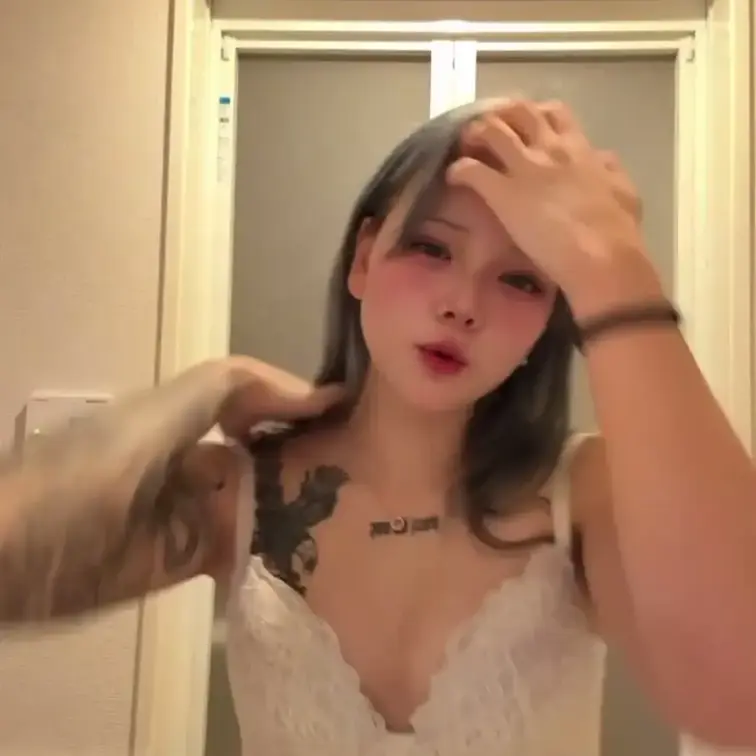 見えそうで見えない動画🤤焦らしてみたよ