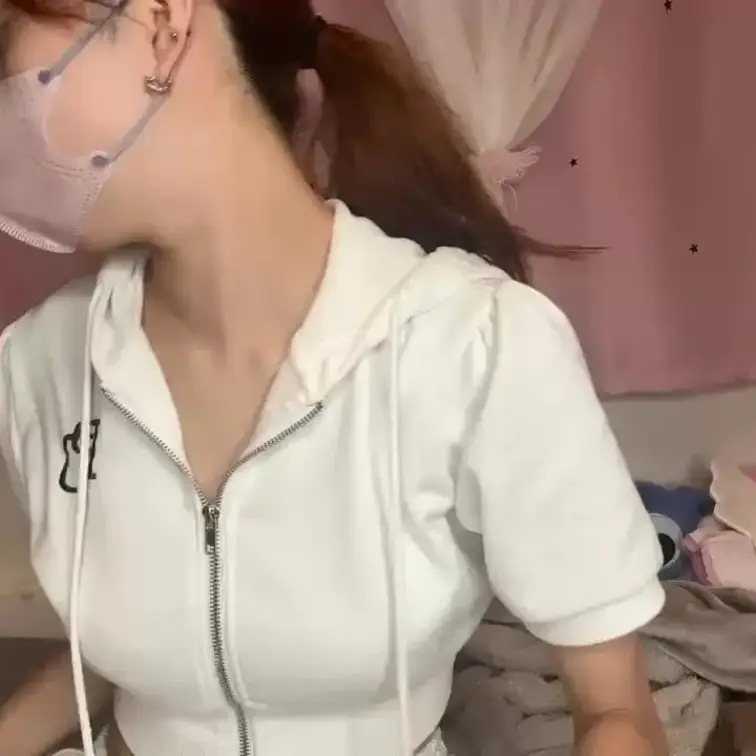【みれい 20 歳】

みれいさんのライブ配信動画です
生ライブ配信だと、1 回の有料配信を視聴すると、おおよそ平