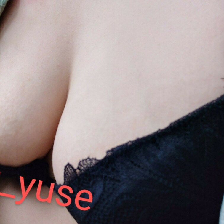 初めて投稿します。
控えめに、おっぱいを。
子どもに吸われすぎて垂れていますが、こういうのはお好きですか？
