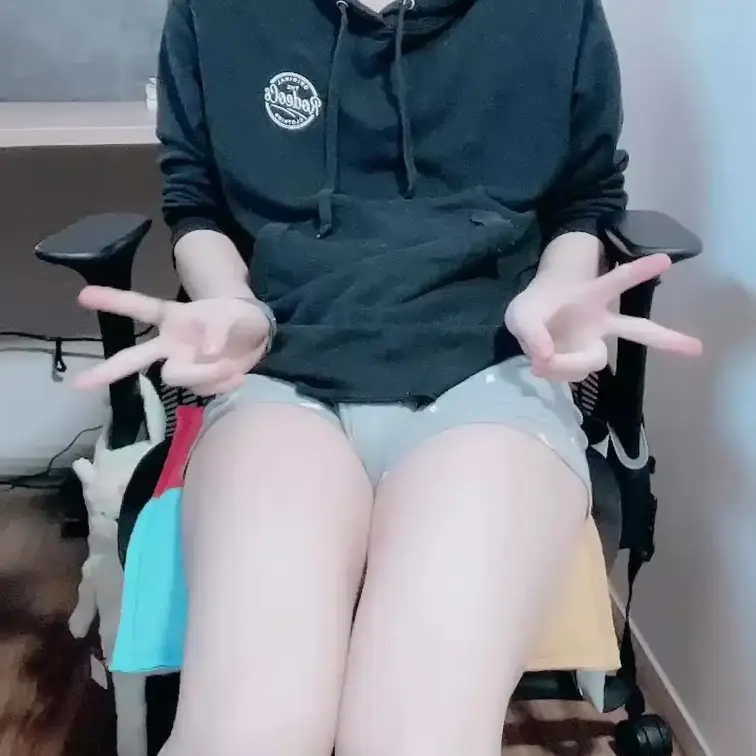 今回は「潮吹き」した時の動画だよ？
亀頭を手の平でぐちょぐちょした...

すぐ潮吹いちゃう裏垢男子は好き？
乳
