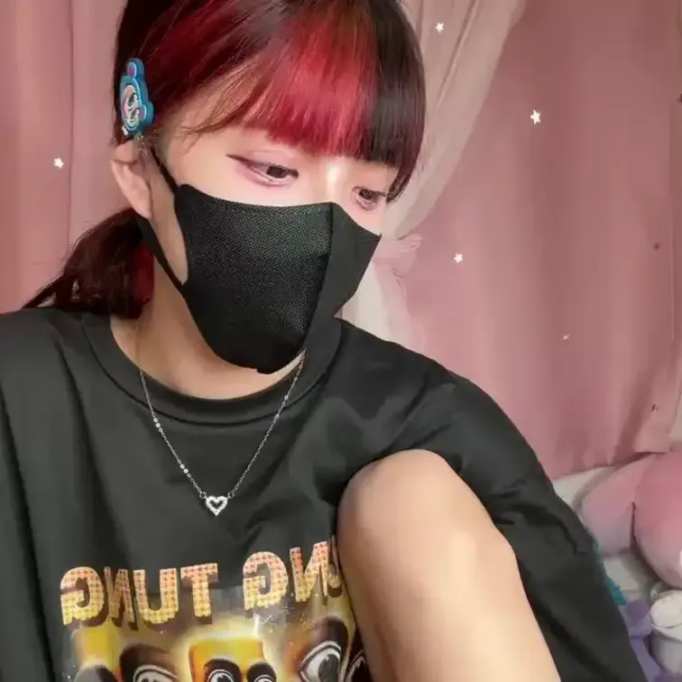 【みれい 20 歳】

みれいさんのライブ配信動画です
生ライブ配信だと、1 回の有料配信を視聴すると、おおよそ平