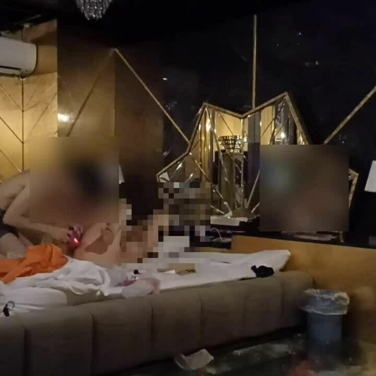 ヤバいーって潮吹き

大手との対戦３

このヤバいいって声が全てです。足をしっかり上げてGスポットにはバイブが。