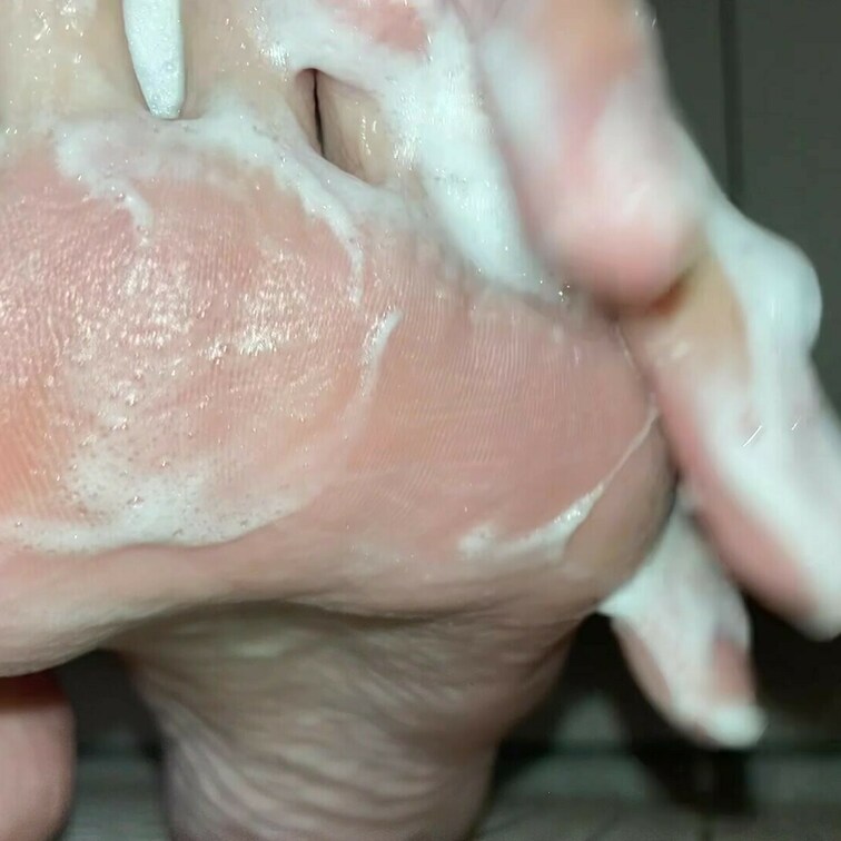 お風呂で足を洗うだけ♡
足裏の指紋が分かるぐらい超接写♡