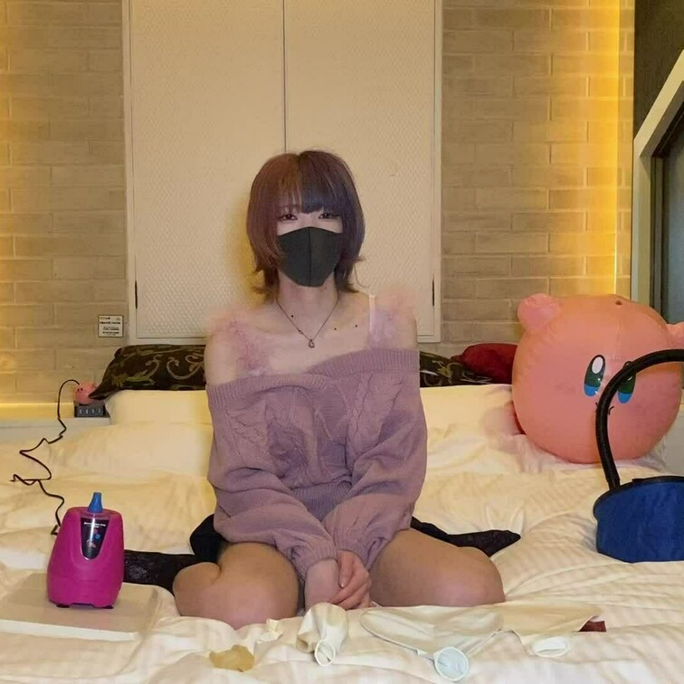 白い大きな風船を膨らませたよ。
最後に風船が破裂しちゃった🫢