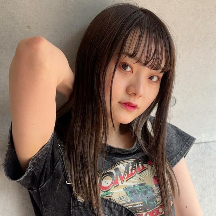 #75【SERINA ○○○】
今回ストリートスナップに協力してくれたのは、黒のオーバーオールとロックTの組み合わせが