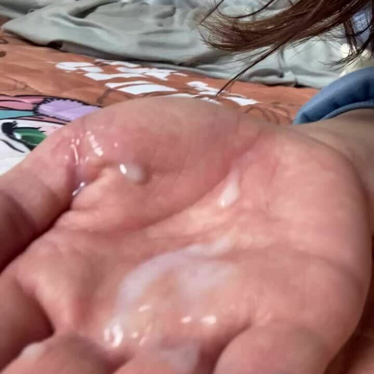 精液をぺろぺろするだけの動画です😊