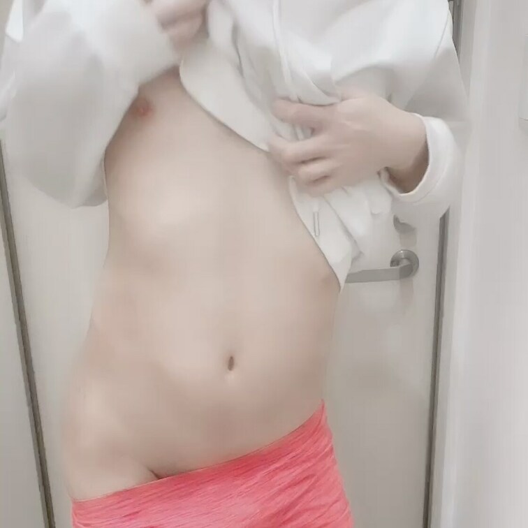 今回は「玄関でオナニー」しちゃう動画だよ？
しかも「鍵を開けたまま」えっちな事をしちゃった...

誰か入ってくる