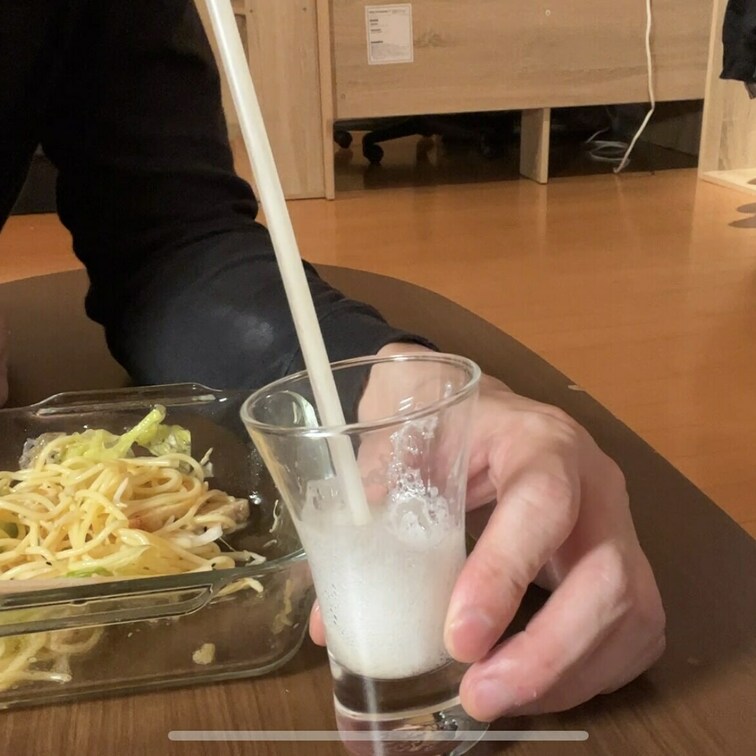 唾液ドレッシング💦
🥗サラダパスタ🍝
麺と絡み合って、青臭い野菜の臭いと生臭い唾液の臭いがミスマッチ…それがたまらな