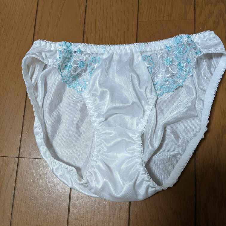 今日履いていたリナのパンツです。🥰
今日はおりものシート使ってたのでクロッチきれいです😰汚れてないので単品販売はあまり