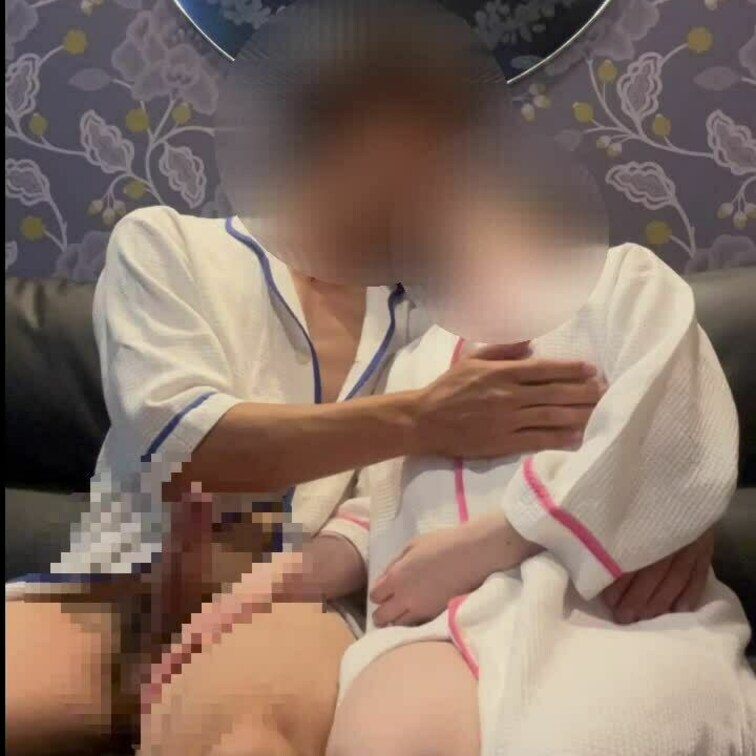 こんな手こきで焦らされながら乳首責めなんて反則💦立て続けのフェラで○○○はギンギン🥹我慢の限界を迎えた○○○はOLさんの