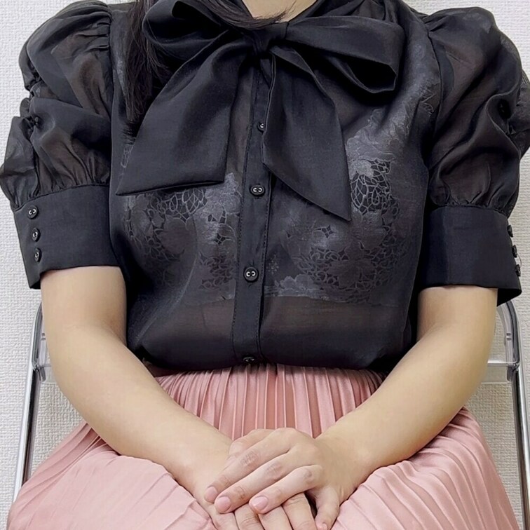 再編集した4K高解像度バージョンです🌸✨
普段は透けないようにキャミソールを着用していますが、こんな服装で通勤していま