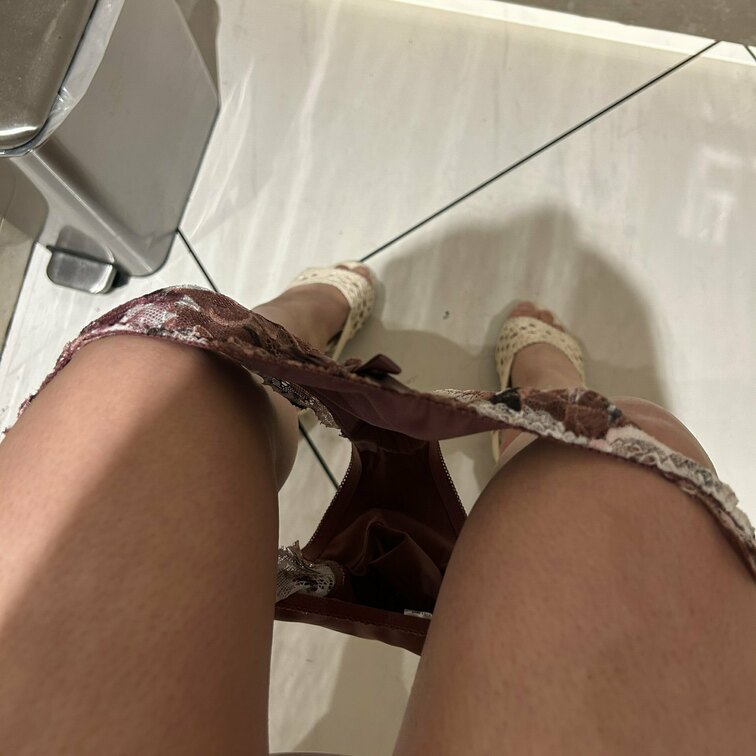 おしっこ我慢しすぎて、
ムラムラし過ぎて撮った写真

平日でトイレの利用者が
少なかったからそのままユックリ
