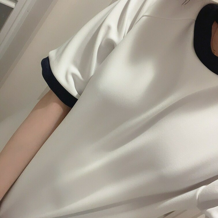ノーブラノーパン生着替え♡

運動の秋！ということで？
真っ白な体操服を着ます♡

頑張って見えないように…