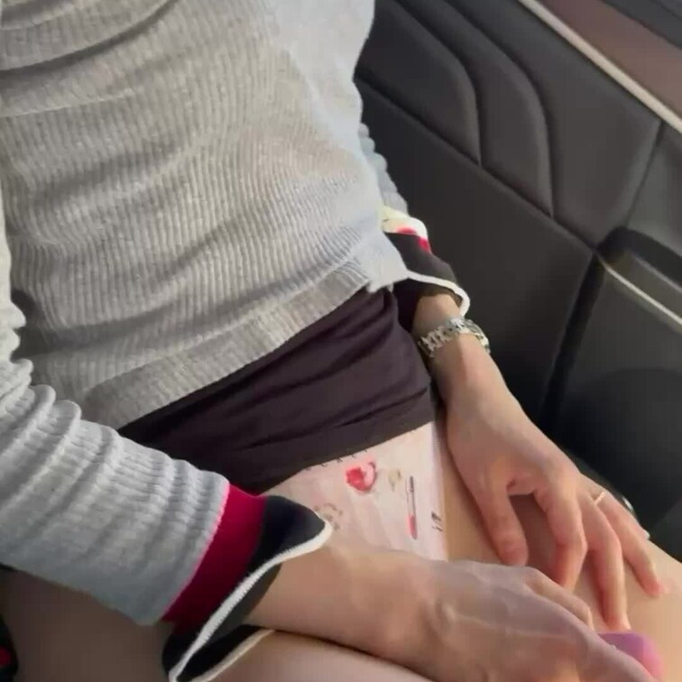 奥さんとのカーセックス動画(*´ー｀*)

春なのか奥さんの発情が止まらないのです。
周りを気にしながらも腰を振る