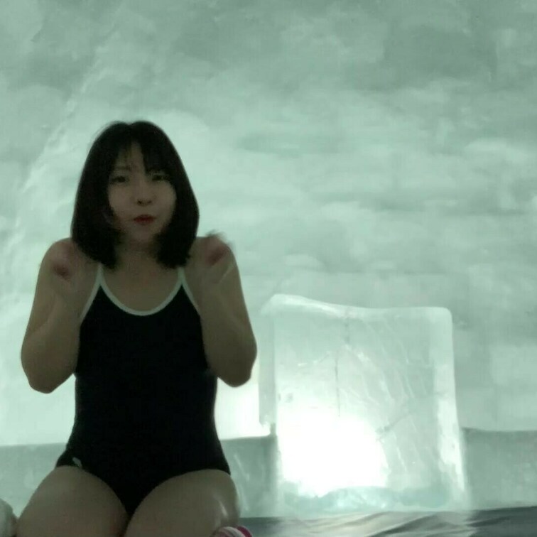 かまくらに入り、水着になります。