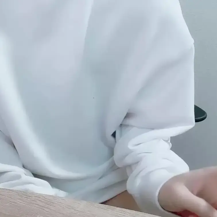 今回は「シンプルなオナニー」を見てください...
脚を開いてアヘアヘしちゃうオナニーをしたよ？

乳首を触りながら