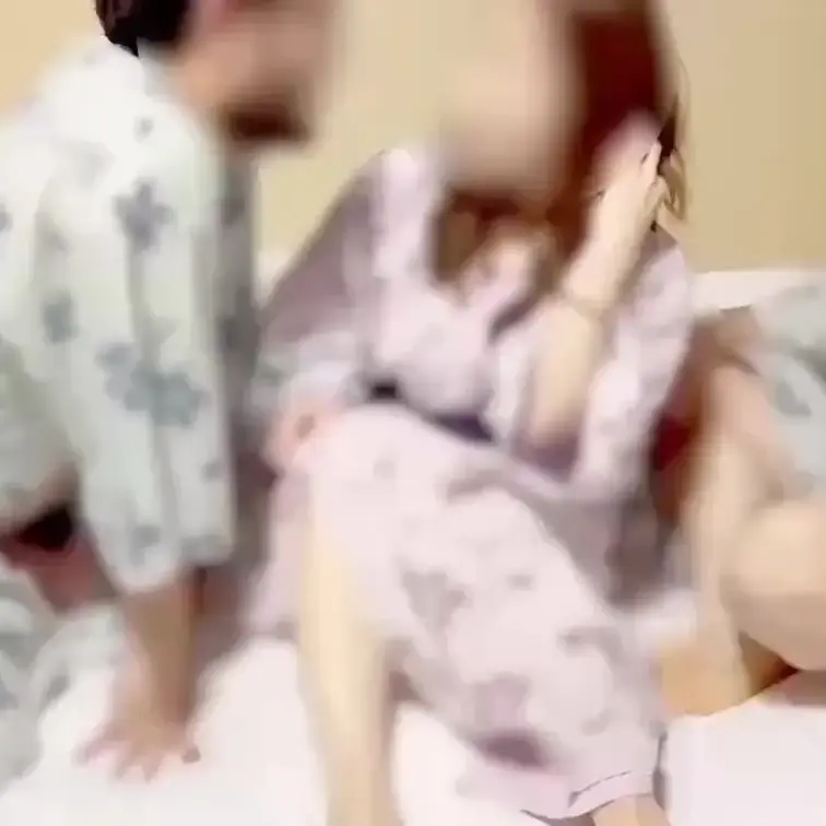 私がjrを寝かせている間に妻は単独さんの部屋に貸し出しです。 この動画は単独さんから進捗状態が送られてきたものになります。 この待ちの時間は寝取られ夫にしては興奮しか無い時間です。 #cuckold #寝取り #寝取られ #NTR #貸し出し #他人棒 #複数プレイ #人妻 #2穴 #素人 #フェラ #イラマ #肉便器 #3P #コスプレ #浴衣 #和服 #混浴 #温泉 #旅館