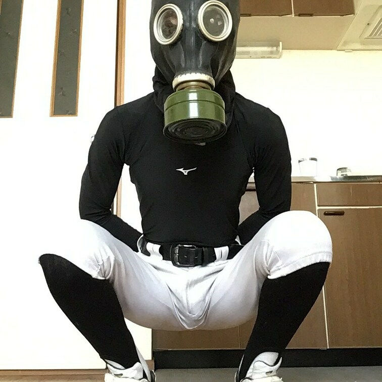 今の姿。マスク口枷首輪ガスマスク被ると心が落ち着く。
本性は便器です。人間でいるのが辛い。御主人様に飼われ一生便器とし