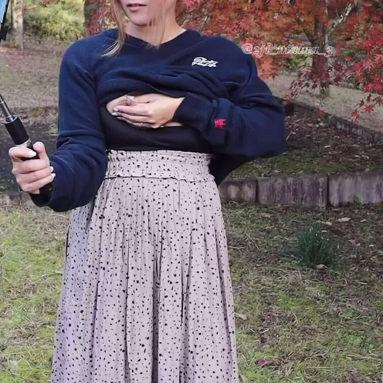 暖かい日に公園で紅葉と妻を撮影してきた時のです😍

赤く綺麗に染まった木の前で○○○乳を搾りながら自撮りする妻☺️