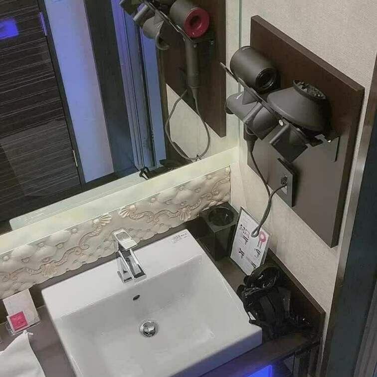 撮影前に衣装に着替えたんだけど…💦

○○○されちゃってたよ😫

ほんとに油断も隙もないんだから😠

私服と
